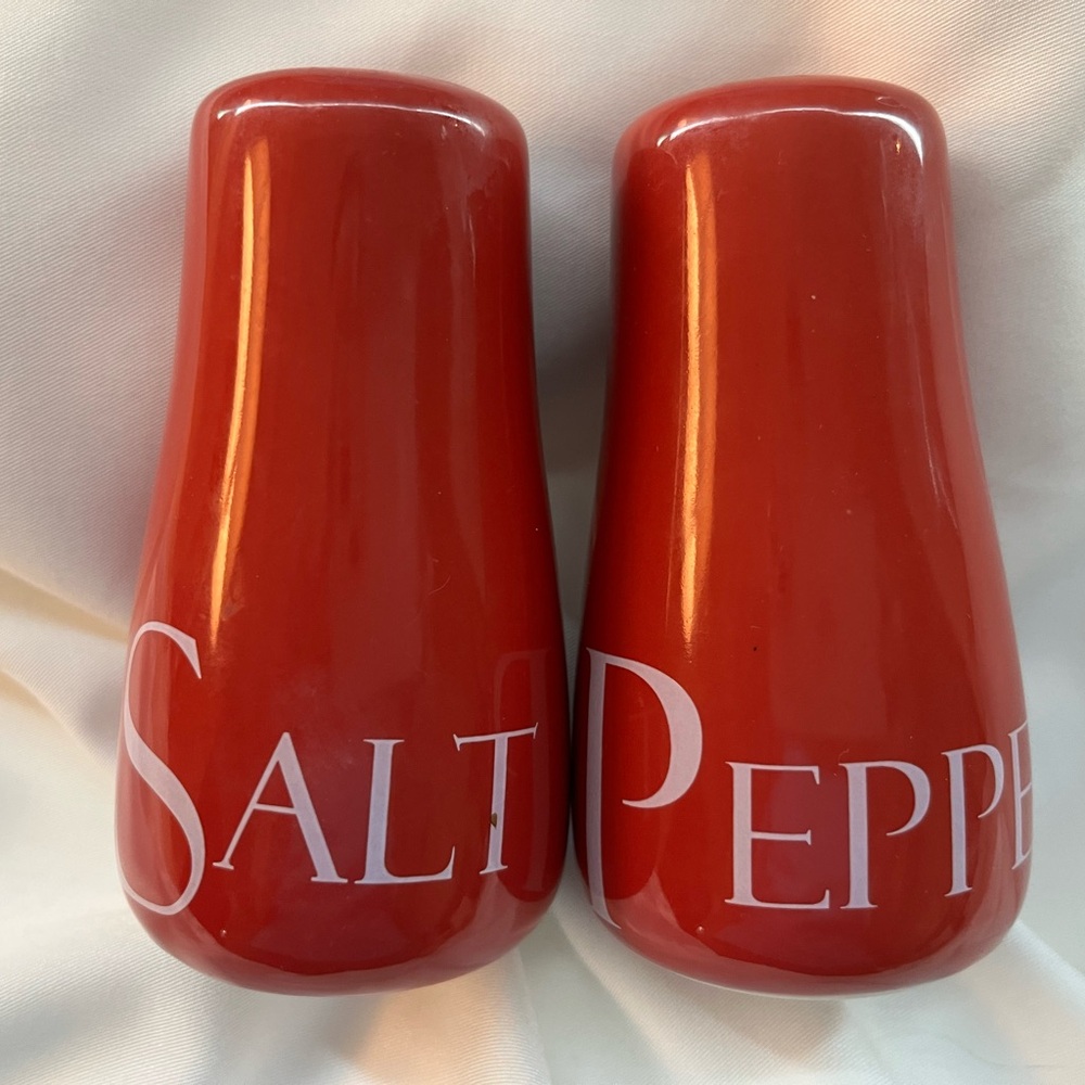 Salt and pepper shaker set